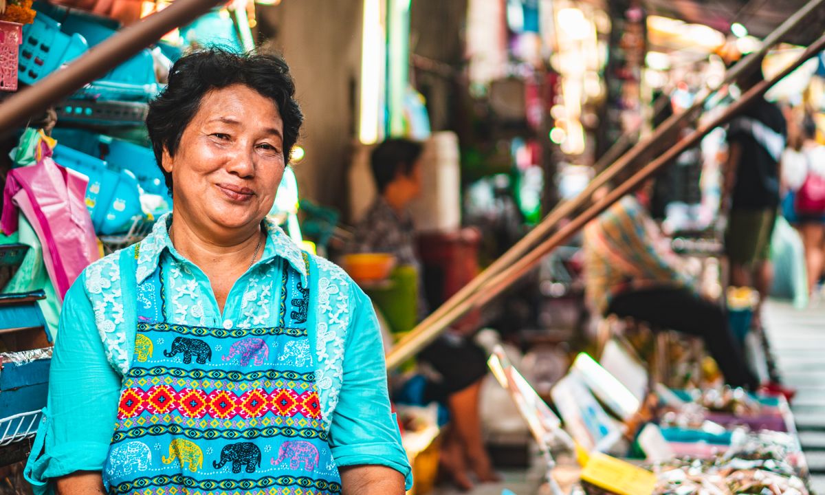 ภาพแม่ค้าชาวไทยในตลาดกรุงเทพฯ ประกอบคู่มือลงทะเบียนร้านค้า