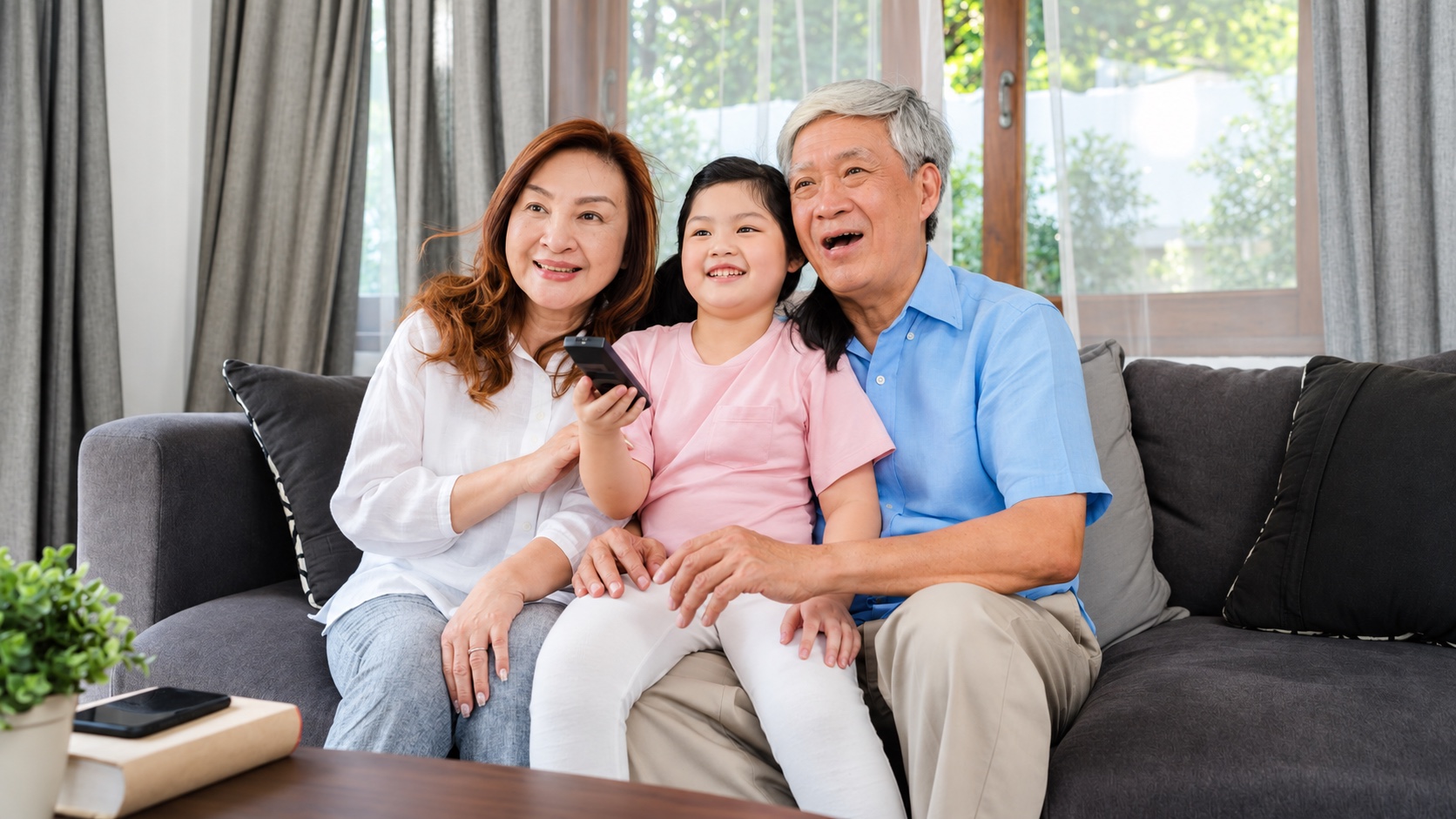 ผู้สูงอายุใช้เวลาร่วมกับครอบครัวและหลานสาว