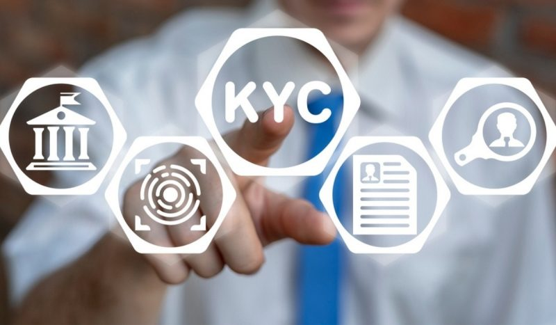 สัญลักษณ์ KYC ลายนิ้วมือ และบัตรประจำตัวสำหรับการยืนยันตัวตน